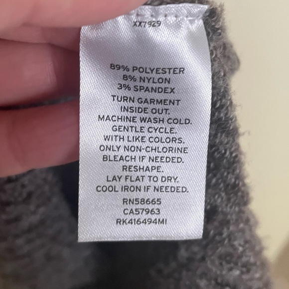 Susina Cozy Portrait V-Neck Sweater - Picture 10 of 12